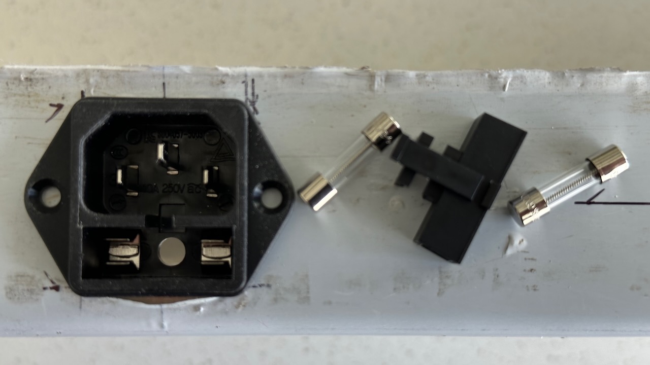 IEC socket with fuse holder